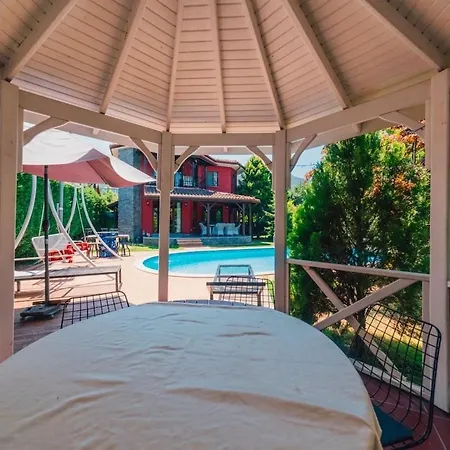 Villa Sapancada Isitmali Havuzlu